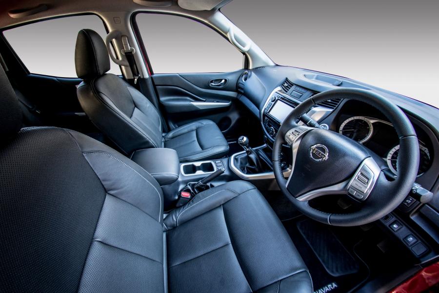 Интерьер Nissan Navara Double Cab (D23) 2017 года  (ZA) (фото 12 из 26)